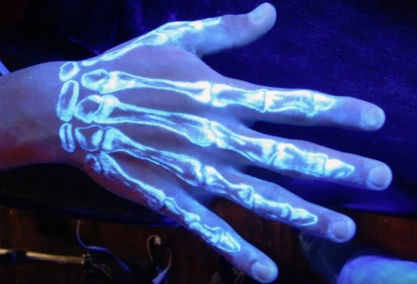 tatuajes fluorescentes con tinta ultravioleta